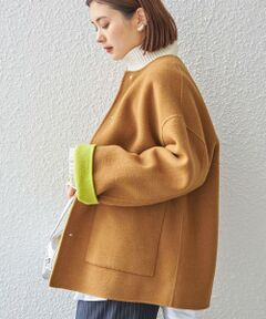 —23AW—<br><br>■デザイン<br>リバーコートでは珍しいリバーシブル仕様のノーカラーコート。<br>ハーフ丈の少しゆったりとしたシルエットで、ノーカラーの襟のきちんと感と大きめのポケットがデザインポイントです。<br>フロントにはグログランテープを使用し、高級感のあるデザインに仕上げました。<br>裏返すとポケットのデザインが変わり、フロントの見え方が変わるのも魅力。<br>一枚で二度楽しめるこだわりの詰まったコートです。<br><br>■素材<br>横糸にSUPER140の高品質ウールを使用し、両面モッサ加工をかけた柔らかさと膨らみが特徴の生地です。<br>生地の配色はシップスオリジナルで、他にはない配色となっております。<br>裏面はグリーンやイエローなどあえて強めの配色にし、裏面で着用した際に印象ががらりと変わるもポイントです。<br><br>■コーディネート<br>袖はあえて少し長めにしているので、折り返して配色を見せるのがおすすめ。<br>ハーフ丈のリバーコートなので、ボトムはパンツ、スカート、ワンピースと何にでも合せやすく汎用性が高いアイテムです。<br><br>■お問い合わせ品番：314-15-0619<br><br>-------------------------------------<br>生地の厚み：中間<br>伸縮性：無<br>透け感：無<br>光沢感：無<br>水洗い：不可<br>-------------------------------------<br><br>※過度な力や摩擦が加わると、縫い目の滑脱、生地の擦り切れや破れ、生地の変形が生じますので十分にご注意ください。<br>※撮影環境により商品の色味が異なって見える場合がございます。商品のお色味は、物撮り画像をご参考にしてください。<br>※末永く愛用頂く為に、アテンションタグを必ずご確認の上、着用又はお取り扱い下さい。<br><br><font color="RED">※画像の商品はサンプルです。 </font><br>実際の商品と仕様、加工、サイズが若干異なる場合がございます。</p>