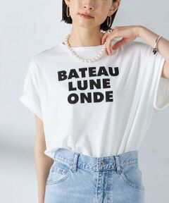 —24SS—<br><br><b>昨年大好評だったTシャツが今年も新色を加えて登場！</b><br><br>■デザイン<br>腕まわりを包み込むようにカバーしてくれる肩回りのシルエットが、カジュアルに見えて女性らしさを表現。<br>脇線を前に持ってくることにより、スリム効果もプラスされ抜け感のあるデザインのカットソーです。<br><br>■素材<br>繊維長綿で風合いが柔らかく、シルクのようなしなやかな風合いが魅力です。<br>ローズペトール加工が施されているため、バラの花びらのタッチのような風合いに仕上がっています。<br><br>■コーディネート<br>一枚着だけでなく、ジャケットやジレスタイリングのインに合わせるのもおすすめ。<br>ボトムも選ばず、何とでも合わせられるカットソーです。<br><br><br>■お問い合わせ品番：312-31-2853<br><br><br>-------------------------------------<br>生地の厚み：薄手<br>伸縮性：有<br>透け感：ホワイト・オフホワイト有<br>光沢感：無<br>水洗い：可<br>-------------------------------------<br><br>※【着丈】こちらの商品は肩から一番高い位置から計測しております。予めご留意下さい。<br>※プリント加工は永久的なものではなく、着用や洗濯で薄くなったり、ひび割れが生じたり、脱落したりしてきます。<br>※撮影環境により商品の色味が異なって見える場合がございます。商品のお色味は、物撮り画像をご参考にしてください。<br>※末永く愛用頂く為に、アテンションタグを必ずご確認の上、着用又はお取り扱い下さい。<br><br><font color="RED">※画像の商品はサンプルです。 </font><br>実際の商品と仕様、加工、サイズが若干異なる場合がございます。</p>