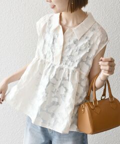 <b>【24SS】</b><br><br>人気のペプラムシャツがフレンチスリーブになって再登場。<br><br><b>〈デザインポイント〉</b><br>トレンドのシアー感が可愛い、フラワージャカードを使用したシャツブラウス。<br>襟もとはシャツカラーなので甘くなりすぎず、きちんと感のあるアイテム。<br>ウエスト切り替えとギャザーが入ったペプラムシルエットで、ふんわりと立体的なフォルムが可愛い一着。<br><br><b>〈生地・素材のポイント〉</b><br>・家庭洗濯可能（手洗いOK）<br>透け感と張り感のある素材を使用。<br><br><b>〈コーディネート・その他〉</b><br>同色のインナーではもちろん、透け感を楽しむなら濃色のキャミソールなどを合わせるのもおすすめ。<br>デニムでカジュアルに、タイトスカートやスラックスと合わせて通勤やオフィスカジュアルなどにも、幅広いシーンに対応します。<br><br>-------------------------------------<br>生地の厚み：薄手<br>伸縮性：無<br>透け感：有<br>光沢感：有<br>水洗い：可<br>-------------------------------------<br><br><br>※皮膚刺激を感じる場合がありますのでインナー等との併用をおすすめします。<br>※汗や雨等の水分や摩擦により、他の衣類に色移りする場合がありますので、淡色衣類との組み合わせはご注意ください。<br>※着用、洗濯時のスレで表面が毛羽立ち白っぽくなる場合がありますのでご注意ください。<br>※濡れたまま放置すると、他のものへの色移りや色泣きする場合がありますのでご注意ください。<br>※屋外での撮影画像は、光の当たり具合で色味が多少異なって見える場合があります。商品の色味は、スタジオでの詳細画像をご参照ください。<br>※末永く愛用頂く為に、アテンションタグ・洗濯ネームを必ずご確認の上、着用又はお取り扱い下さい。<br><br>※画像の商品はサンプルです。<br>実際の商品と仕様、加工、サイズが若干異なる場合がございます。