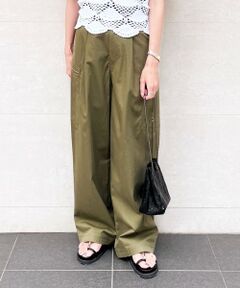 ■デザイン<br>程よいストレートラインのウエストドロストタイプのカーゴパンツ。<br>大きめのサイドポケットに引手のついた共布紐がアクセントに。<br>裾も絞れる仕様なのでシルエットアレンジができ、トップスとのバランスがとりやすいアイテムです。<br><br>■素材<br>綿とレーヨンのしなやかな落ち感がミックスされた素材。<br>柔らかな風合いで、ラフな雰囲気で着用できます。<br><br>■コーディネート<br>ざっくりとしたトップスを合わせてリラックスしたカジュアルスタイルや、パンツのシルエットと対照的なコンパクトなトップスを合わせると、スタイルアップして見えます。<br>足元はスニーカーなどボリュームのあるシューズのほか、華奢なサンダルとも好相性です。<br><br>■お問い合わせ品番：313-11-3056<br><br>※撮影環境により商品の色味が異なって見える場合がございます。商品のお色味は、物撮り画像をご参考にしてください。<br>※末永く愛用頂く為に、アテンションタグを必ずご確認の上、着用又はお取り扱いください。<br><br><font color="RED">※画像の商品はサンプルです。 </font><br>実際の商品と仕様、加工、サイズが若干異なる場合がございます。</p>