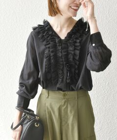 <b>【24FW】</b><br><br><b>〈デザインポイント〉</b><br>顔周りが華やぐチュールフリルがポイントのシャツブラウス。<br>衿ぐりのフリル部分にチュールを重ねた、立体感とボリュームのあるデザイン。<br>程良いシアー感が、重たい印象にならず、秋口にさっと着用できる一枚。<br>フロントボタン仕様なので、着脱しやすいのも魅力。<br><br><b>〈生地・素材のポイント〉</b><br>・家庭洗濯可能（手洗いOK）<br>インドの軽やかなコットンボイルを使用。<br>程良い透け感が、トレンド感のある素材です。<br>部分的に使用したチュールはソフトなタイプを採用し、異素材の重なりが奥行きのある立体感を演出しています。<br><br><b>〈コーディネート・その他〉</b><br>一枚着としてはもちろん、ジャケットのインにしても映えるアイテム。<br>カーゴパンツやデニムなどのカジュアルアイテムとの組み合わせがおすすめ。<br><br>-------------------------------------<br>生地の厚み：薄手<br>伸縮性：無<br>透け感：有<br>光沢感：無<br>水洗い：可<br>-------------------------------------<br><br><br>※着用の際は、バッグやアクセサリー、表面の粗い物等への引っ掛かりに十分にご注意ください。<br>※製品の特性上、洗濯の後に縮みや型崩れ、徐行(ねじれ)が生じますので、ご留意下さい。<br>※日光や照明等に長時間当たると色褪せしますので、ご注意下さい。<br>※保管の際は窓際等を避けてください。<br>※屋外での撮影画像は、光の当たり具合で色味が多少異なって見える場合があります。商品の色味は、スタジオでの詳細画像をご参照ください。<br>※末永く愛用頂く為に、アテンションタグ・洗濯ネームを必ずご確認の上、着用又はお取り扱い下さい。<br><br>※画像の商品はサンプルです。<br>実際の商品と仕様、加工、サイズが若干異なる場合がございます。