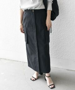 <b>【24FW】</b><br><br><b>〈デザインポイント〉</b><br>大きめのカーゴポケットがアクセントになったタイトスカート。<br>薄くストライプがデザインされたような生地なので、縦長効果でほっそりと見せてくれます。<br>フロントはWジップで開閉可能。<br>コーディネートのバランスを見て、スリットのように開き具合を調整すると抜け感を演出できて◎<br><br><b>〈生地・素材のポイント〉</b><br>・家庭洗濯可能（洗濯機OK）<br>合成繊維と綿のヘリンボーン組織素材を使用。<br>程よく肉厚で耐久性にも優れ、ナチュラルな光沢感があり綺麗に見えます。<br>肌触りも心地良くオールシーズン着用可能な素材です。<br><br><b>〈コーディネート・その他〉</b><br>秋冬はトップスやアウターにボリュームがでやすいので、タイトめなシルエットは重宝するアイテムに！<br>ローカット、ハイカット、ロング丈など、靴の種類によってジップでバランスを取れるので、着回し力が高い一枚です。<br><br>-------------------------------------<br>生地の厚み：中間<br>伸縮性：無<br>透け感：無<br>光沢感：無<br>水洗い：可<br>-------------------------------------<br><br><br>※日光や照明等に長時間当たると色褪せしますので、ご注意下さい。<br>※保管の際は窓際等を避けてください。<br>※屋外での撮影画像は、光の当たり具合で色味が多少異なって見える場合があります。商品の色味は、スタジオでの詳細画像をご参照ください。<br>※末永く愛用頂く為に、アテンションタグ・洗濯ネームを必ずご確認の上、着用又はお取り扱い下さい。<br><br>※画像の商品はサンプルです。<br>実際の商品と仕様、加工、サイズが若干異なる場合がございます。