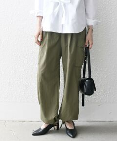 <b>【24FW】</b><br><br><b>〈デザインポイント〉</b><br>大人カジュアルな雰囲気に仕上げてくれる、カーゴパンツ。<br>裾はドロスト仕様なので、気分やスタイルに合わせて調節も可能◎<br>絞らずに穿くとストレートシルエットで、カジュアル過ぎない印象に。<br>フロントにタックがあり、腰回りはゆったりとしたリラックス感のある穿き心地です。<br><br><b>〈生地・素材のポイント〉</b><br>・家庭洗濯可能（洗濯機OK）<br>ナイロン100％の素材を使用しています。<br><br><b>〈コーディネート・その他〉</b><br>綺麗めなトップスと合わせると一気に旬なスタイリングに。<br>ナイロン素材なので、トップスはニットやカジュアルシャツなど異素材のミックススタイルが好相性です。<br><br>-------------------------------------<br>生地の厚み：薄手<br>伸縮性：無<br>透け感：無<br>光沢感：やや有<br>水洗い：可<br>-------------------------------------<br><br><br>※製品の特性上、洗濯の後に縮みや型崩れ、斜行（ねじれ）が生じますのでご留意ください。<br>※屋外での撮影画像は、光の当たり具合で色味が多少異なって見える場合があります。商品の色味は、スタジオでの詳細画像をご参照ください。<br>※末永く愛用頂く為に、アテンションタグ・洗濯ネームを必ずご確認の上、着用又はお取り扱い下さい。<br><br>※画像の商品はサンプルです。<br>実際の商品と仕様、加工、サイズが若干異なる場合がございます。