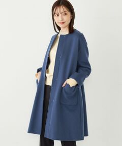 ■24FW■<br>毎年人気のノーカラーコートを今季はアップデート。<br>従来よりも軽い素材を採用し、よりデイリーに合わせていただきやすく仕上げています。<br>シンプルなデザインながら、後ろのタックとAラインのシルエットがポイントで、上品な印象で着ていただける1枚。<br>長すぎない着丈が様々なシーンにマッチし、通勤からカジュアルまで幅広く活躍してくれます。<br><br><br>※汗や雨等の水分や摩擦により、他の衣類に色移りする場合がありますので、淡色衣類との組み合せはご注意ください。<br>※着用、洗濯時のスレで表面が毛羽立ち白っぽくなる場合がありますので、ご注意ください。<br>※濡れたまま放置すると、他のものへの色移りや、色泣きする場合がありますのでご注意ください。<br>※摩擦により毛羽立ちや毛玉が生じやすいため、連続着用はお避けください。<br>※末永く愛用頂く為に、アテンションタグを必ずご確認の上、着用又はお取り扱いください。<br><br>※商品の色味は、物撮りの詳細画像をご参照ください。<br><br>※画像の商品はサンプルです。<br>実際の商品と仕様、加工、サイズが若干異なる場合がございます。<br><br>※こちらの商品はアウトレットのオリジナルレーベル商品です。<br>SHIPS OUTLET各店、ECサイトでの取り扱いとなります。<br>店舗へお問合せの際は、全国のSHIPS OUTLET各店までお願いいたします。<br>その他のSHIPS各店舗へのお取り寄せ対応は致しかねますので、予めご了承の程お願いいたします。<br><br>□SHIPS Colors<br>SHIPSのコンセプト「STYLISH STANDARD」のフィルターを通して、カジュアルからビジネスまでのアイテムをリーズナブルなプライスで構成したオリジナルレーベルです。<br>メンズ、ウィメンズ、キッズをラインナップし、OUTLET各店舗、ECサイトを中心に展開。<br>様々なライフスタイルに寄り添い、自分らしさを表現できるトータルアイテムを提案します。