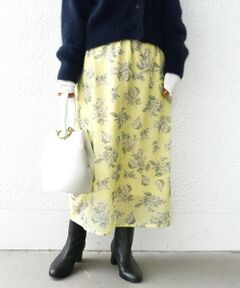 —24FW—<br><br><b>冬の着こなしに差し色がポイントになる小花プリントブラウス</b><br><br>■規定数量に達し次第、締め切りとなります<br><br>■デザイン<br>シアー素材で足もとに抜け感をプラスした小花柄スカート。<br>表地と裏地の着丈に差寸をつけて透け感を楽しめるデザインです。<br>生地を活かしてすっきりとしたAラインシルエットがクリーンな印象。<br>後ろのスリットは歩き姿もすらりと綺麗に見せてくれます。<br>ウエスト部分は別布のサテン地で上品な光沢感がアクセントに、またウエストゴム仕様で着脱もスムーズで楽な履き心地です。<br><br>■素材<br>シアーなオーガンジー素材のフラワープリントが特徴。<br>小花の色が鮮やかで取り入れるだけでコーディネートが明るくなります。<br><br>■コーディネート<br>ローゲージのニット合わせで異素材の組み合わせを楽しんだスタイリングがおすすめです。<br>ミドルゲージのクロップドトップスなどとも相性◎<br>発色のいい花柄が冬のスタイリングを品よく華やかにしてくれます。<br><br>■お問い合わせ品番：313-26-0221<br><br>▼シリーズもございます。<br>フラワー リボン ブラウス（品番：311-16-0107）<br><br><br>-------------------------------------<br>生地の厚み：薄手<br>伸縮性：有<br>透け感：有<br>光沢感：無<br>水洗い：可<br>-------------------------------------<br><br><br>※皮膚刺激感がありますので、予めご留意ください。<br>※撮影環境により商品の色味が異なって見える場合がございます。商品のお色味は、物撮り画像をご参考にしてください。<br>※末永く愛用頂く為に、アテンションタグを必ずご確認の上、着用又はお取り扱いください。<br><br><font color="RED">※画像の商品はサンプルです。 </font><br>実際の商品と仕様、加工、サイズが若干異なる場合がございます。</p>