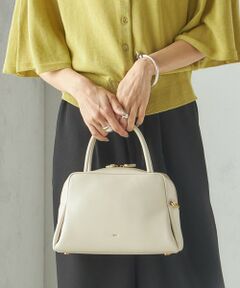 くびれたフォルムとミニマルなデザインが魅力な「PETAL」シリーズからボストンバッグ型が登場。<br>着脱可能なショルダー付きでショルダーとしても、ハンドバッグとしても使用できます。<br>財布、スマートフォン、ポーチなど必需品がしっかりと収納できるサイズ感。<br>様々なスタイルやシーンに馴染む、上品なシルエットとひと癖あるデザインがポイント。<br><br>■お問い合わせ品番：310-00-1209<br><br>【TOV】（トーヴ）<br>欧米とアジアの中央に位置する中東の言葉のヘブライ語で「良い」「麗しい」という意味を持つブランド名には「世界中の人々が手に取った時に”良い”と感じられるものを」という思いを込めています。<br><br>※素材の特性上、若干の色ムラ、擦れが見られる場合がございますが、予めご了承下さい。<br>※雨や汗に濡れた状態での摩擦により、色落ちする恐れがございますのでご注意下さい。<br>※末永く愛用頂く為に、アテンションタグを必ずご確認の上、着用又はお取り扱い下さい。