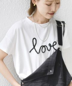 —25SS—<br><br><b>ご好評により新色「ストーン」, 「ダークグレー」」が登場！<br>LOVEを模ったコード刺繍が目を惹く 大人可愛いTシャツ</b><br><br>■デザイン<br>メタリック感とシャギー感が可愛いコードで、オフホワイト＆レッド⇒メタリック、ネイビー⇒白シャギーにしています。<br>程よくゆったりとしたサイズ感に、前後差のあるスリット、短めのお袖が可愛い形です。<br>腕周りは隠してくれるので、気にせず着用出来ます。<br><br>■素材<br>なめらかできれいめ見えするコットン天竺素材。<br>ご自宅でお洗濯が可能です。<br><br>■コーディネート<br>1枚で着映えする形なので、さらっといつものボトムに合わせても◎<br>ジャケットやシャツ、カーディガンのインナーとしても活躍します！<br><br>■お問い合わせ品番：312-33-0053<br><br><br>-------------------------------------<br>生地の厚み：中間<br>伸縮性：有<br>透け感：オフホワイト有<br>光沢感：無<br>ポケット：無<br>水洗い：可<br>-------------------------------------<br><br><br>※生産状況により店舗にて販売する場合もございます。<br>※【着丈】こちらの商品は肩から一番高い位置より計測しております。予めご留意ください。<br>※着用の際は、バッグやアクセサリー、表面の粗い物等への引っ掛かりに十分にご注意ください。<br>※指輪、時計、ネックレス等のアクセサリーを身につける際は、着用後にお付けすることをおすすめします。<br>※装飾品や付属品に過度な力が加わると破損や脱落が生じ、お修理ができない場合がありますのでご注意ください。<br>※製品の特性上、洗濯の後に縮みや型崩れ、斜行（ねじれ）が生じますのでご留意ください。<br>※日光や照明等に長時間当たると色褪せしますのでご注意ください。<br>※保管の際は窓際等を避けてください。<br>※生産状況により店舗にて販売する場合もございます。<br>※撮影環境により商品の色味が異なって見える場合がございます。商品のお色味は、物撮り画像をご参考にしてください。<br>※末永く愛用頂く為に、アテンションタグを必ずご確認の上、着用又はお取り扱いください。<br><br><font color="RED">※画像の商品はサンプルです。 </font><br>実際の商品と仕様、加工、サイズが若干異なる場合がございます。</p><br><br><br><br>