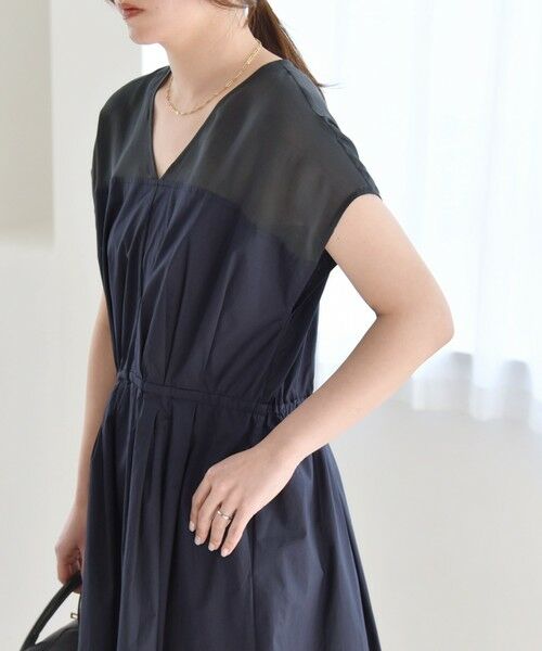 SHIPS / シップス ロング・マキシ丈ワンピース | quaranciel :〈洗濯機可能〉シアー ドッキング Vネック フレンチスリーブ ワンピース | 詳細24