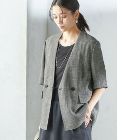 —25SS—<br><br><b>オンオフ使える半袖ジャケット</b><br><br>■デザイン<br>清涼感のあるカラミツイード素材のハーフスリーブジャケットです。<br>抜け感のあるVネック、フロントダブルの2ボタンデザインが女性らしく、裏地無しで軽く仕上げています。<br>ウエストに少しシェイプラインを入れ、程良いサイズ感に仕上げたスタイリングしやすいシルエットです。<br><br>■素材<br>梳毛のようなハリ、コシのあるポリエステルに滑らかな質感と落ち感が特徴のレーヨンをプラスしたカラミツイード素材です。<br>程良い透け感があり、しわになりにくい素材感で、ご自宅での手洗いが可能です。<br><br>■コーディネート<br>ノースリーブのインナーに軽く羽織っていただくのがおすすめです。<br>きれいめボトムでオフィススタイルに、デニム合わせできれいめカジュアルスタイルにと幅広いシーンで活躍してくれます。<br>カーディガン感覚でワンピースの羽織としてもスタイリングしていただける1枚です。<br><br>■お問い合わせ品番：317-01-0985<br><br>▼シリーズもございます。<br>カラミ ペプラム ノースリーブ ブラウス（品番：311-71-0872）<br><br>-------------------------------------<br>生地の厚み：中間<br>伸縮性：有<br>透け感：有<br>光沢感：無<br>水洗い：可<br>-------------------------------------<br><br><br>※着用の際はバッグやアクセサリー、表面の粗いもの等への引っ掛かりに十分にご注意ください。<br>※過度な力や摩擦が加わると、縫い目の滑脱、生地の擦り切れや破れ、生地の変形が生じますので十分にご注意ください。<br>※撮影環境により商品の色味が異なって見える場合がございます。商品のお色味は、物撮り画像をご参考にしてください。<br>※末永く愛用頂く為に、アテンションタグを必ずご確認の上、着用又はお取り扱い下さい。<br><br><font color="RED">※画像の商品はサンプルです。 </font><br>実際の商品と仕様、加工、サイズが若干異なる場合がございます。</p>