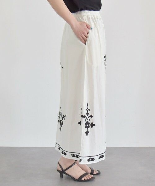 SHIPS / シップス ロング・マキシ丈スカート | quaranciel:〈洗濯機可能〉エンブロイダリー フレア ロング スカート | 詳細11