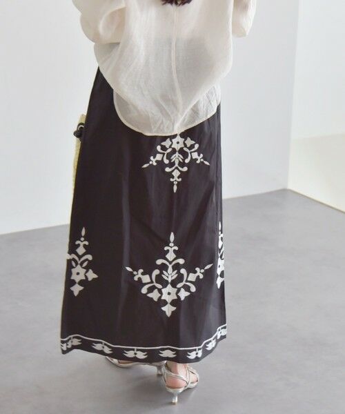 SHIPS / シップス ロング・マキシ丈スカート | quaranciel:〈洗濯機可能〉エンブロイダリー フレア ロング スカート | 詳細17
