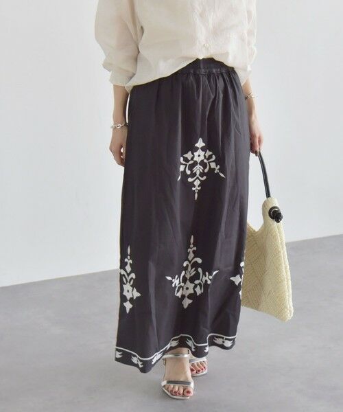 SHIPS / シップス ロング・マキシ丈スカート | quaranciel:〈洗濯機可能〉エンブロイダリー フレア ロング スカート | 詳細18