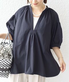 —25SS—<br><br><b>オン / オフ活躍してくれる機能素材ブラウス！</b><br><br>■デザイン<br>とても軽やかな五分袖ギャザーブラウス。<br>シャープなスキッパーあきデザインで、ギャザーがたっぷり入っていても甘くなり過ぎないブラウスに仕上がりました。<br>袖口にゆとりがあるので風通しが良く、腕が華奢に見える効果も〇。<br>撥水性があり、縦にも横にも伸縮性がある為大変動きやすく、公園やアクティブなシーンでも重宝するブラウスです。<br><br>■素材<br>機能性に富んだポリエステルタフタをナチュラル感のあるシワ加工で仕上げました。<br><br>・自由な動きをサポートする4WAYストレッチ。<br>・快適な着心地をもたらす接触冷感。<br>・予期せぬ降雨にも安心の撥水性。<br><br>■コーディネート<br>通勤着にもアクティブなシーンにも幅広く使える、汎用性抜群のブラウス。<br><br>■お問い合わせ品番：311-53-0022<br><br>▼シリーズもございます<br>TEX BRID(R)タフタ ギャザー ワンピース（品番：314-53-0050）<br>TEX BRID(R)タフタ ギャザー ノースリーブ ブラウス（品番：311-73-0008）<br><br>-------------------------------------<br>生地の厚み：中間<br>伸縮性：有 <br>透け感：オフホワイト有<br>光沢感：無<br>水洗い：可 <br>ポケット：無<br>-------------------------------------<br><br>※はっ水加工は、永久的なものではなく、着用や洗濯をくり返すことにより、徐々に効果が低下します。<br>※日光や照明等に長時間当たると色褪せしますのでご注意ください。<br>※撮影環境により商品の色味が異なって見える場合がございます。商品のお色味は、物撮り画像をご参考にしてください。<br>※末永く愛用頂く為に、アテンションタグを必ずご確認の上、着用又はお取り扱いください。