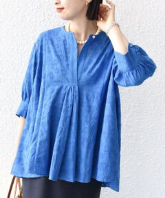 —25SS—<br><br><b>表面感のあるジャカード生地が可愛いブラウス</b><br><br>■デザイン<br>暑い季節に嬉しい軽やかなコットン素材のトップス。<br>日差しをカバーしてくれる五分袖に、裾はふんわり広がるフレアシルエットで、ボトムにインしなくてもサマになる一枚です。<br>太めのカフスがきちんと感を添えてくれるので、カジュアルすぎず上品な印象に。<br>細かなギャザーや切り替えディテールがさりげない可愛さをプラスしてくれる、夏のデイリーコーデにぴったりのアイテムです。<br><br>■素材<br>コットン素材のジャカード生地。<br>風通しもよく暑い夏にぴったりの素材です。<br><br>■コーディネート<br>デニムやもちろんスラックスや、Iラインのカットソースカートでリラックス感のあるスタイルにも◎<br><br>■お問い合わせ品番：311-53-0026<br><br><br>-------------------------------------<br>生地の厚み：薄手 <br>伸縮性：無<br>透け感：有<br>光沢感：無<br>ポケット：無<br>水洗い：可<br>-------------------------------------<br><br>※生産状況により店舗にて販売する場合もございます。<br>※着用の際は、バッグやアクセサリー、表面の粗い物等への引っ掛かりに十分にご注意ください。<br>※過度な力や摩擦が加わると、縫い目の滑脱、生地の擦り切れや破れ、生地の変形が生じますので十分にご注意ください。<br>※製品の特性上、洗濯の後に縮みや型崩れ、斜行（ねじれ）が生じますのでご留意ください。<br>※撮影環境により商品の色味が異なって見える場合がございます。商品のお色味は、物撮り画像をご参考にしてください。<br>※末永く愛用頂く為に、アテンションタグを必ずご確認の上、着用又はお取り扱いください。