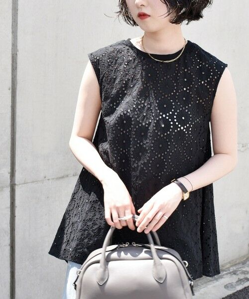 SHIPS / シップス シャツ・ブラウス | quaranciel:〈手洗い可能〉フラワー 刺繍 アイレット ノースリーブ フレア プルオーバー | 詳細17