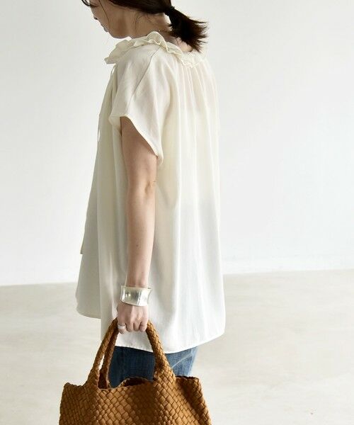 SHIPS / シップス シャツ・ブラウス | 《追加予約》quaranciel:〈洗濯機可能〉フリルカラー リボン フレンチスリーブ ブラウス | 詳細9