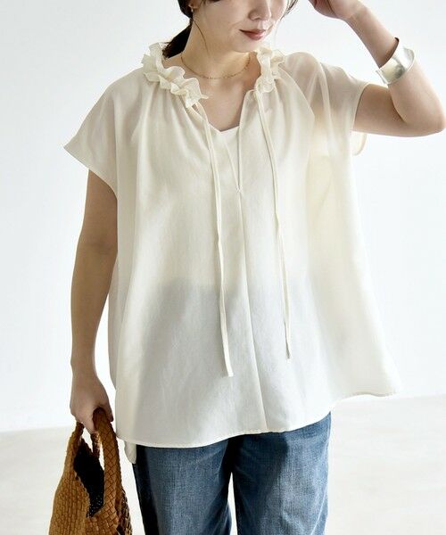 SHIPS / シップス シャツ・ブラウス | 《追加予約》quaranciel:〈洗濯機可能〉フリルカラー リボン フレンチスリーブ ブラウス（ホワイト）