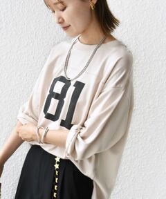 —25AW—<br><br><b>81BRANCAの別注Tシャツが登場</b><br><br>フットボールTをベースに「81」をプリントしたナンバリングTシャツ。<br>レーヨン混の生地感は程よい肉感と落ち感があり、大人カジュアルにぴったり。<br>ジャケット合わせやスカート合わせで今年らしいスポーツMIXスタイルが叶います。<br>ぜひワードローブに加えたい一枚です！<br><br>■お問い合わせ品番：312-05-0426<br><br>【+81BRANCA】(ハチイチブランカ)<br>大人のためのハンサムCHICカジュアルメンズテイスト、ミリタリー、古着からインスパイアを受け、女性らしさを再解釈したスタイルを提案します。<br><br><br>-------------------------------------<br>生地の厚み：中間<br>伸縮性：有<br>透け感：ナチュラル有<br>光沢感：無<br>ポケット：無<br>手洗い：可<br>-------------------------------------<br><br><br>※【着丈】こちらの商品は肩から一番高い位置より計測しております。予めご留意ください。<br>※他の洗濯ものと一緒に洗ったり、他の衣類と重ねて保存すると、色移りする事がありますのでご注意ください。<br>※撮影環境により商品の色味が異なって見える場合がございます。商品のお色味は、物撮り画像をご参考にしてください。<br>※末永く愛用頂く為に、アテンションタグを必ずご確認の上、着用又はお取り扱いください。<br><br><font color="RED">※画像の商品はサンプルです。 </font><br>実際の商品と仕様、加工、サイズが若干異なる場合がございます。</p>