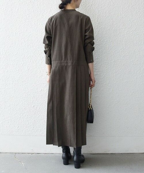 SHIPS / シップス ロング・マキシ丈ワンピース | 《一部追加予約》SHIPS any:〈洗濯機可能〉ピーチスキン サイド プリーツ バンドカラー シャツ ワンピース | 詳細20