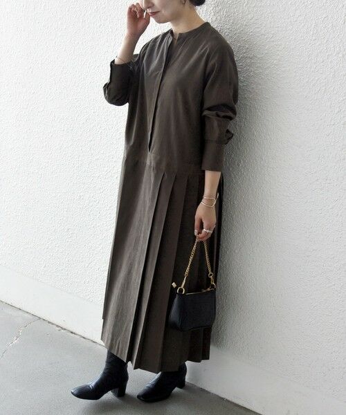 SHIPS / シップス ロング・マキシ丈ワンピース | 《一部追加予約》SHIPS any:〈洗濯機可能〉ピーチスキン サイド プリーツ バンドカラー シャツ ワンピース | 詳細23