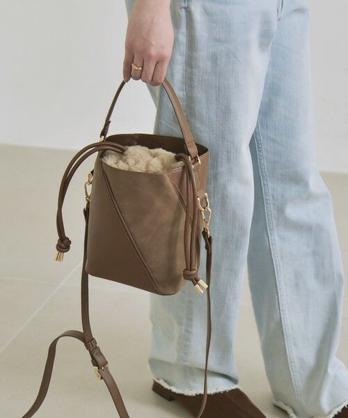 SHIPS / シップス ショルダーバッグ | quaranciel: 2way コンビ バケツ ショルダーバッグ × フェイクファー 巾着 | 詳細10
