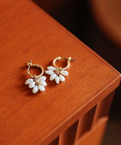 SHIPS / シップス ピアス・イヤリング | quaranciel: ミニ 淡水パール フラワーデザイン フープ ピアス | 詳細1
