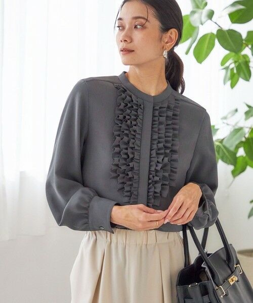 SHIPS / シップス シャツ・ブラウス | 〈洗濯機可能〉ポリエステル カルゼ フリル ブラウス(チャコールグレー)