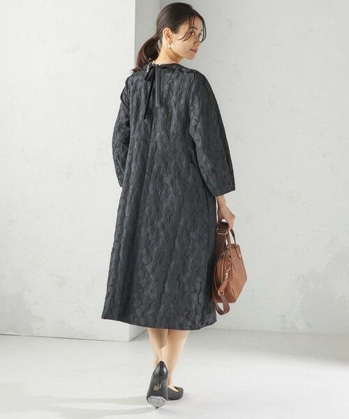 SHIPS / シップス ロング・マキシ丈ワンピース | 〈手洗い可能〉膨れ ジャカード バックタイ フレア ワンピース | 詳細3