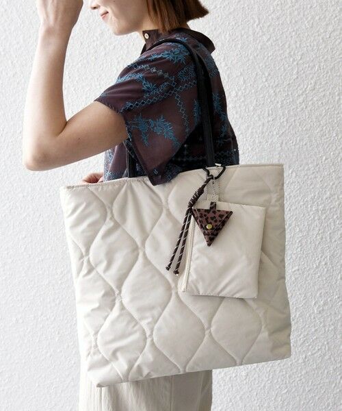 SHIPS / シップス トートバッグ | 《追加予約》SHIPS any: チャーム付き キルティング スクエア A4 トート バッグ | 詳細13