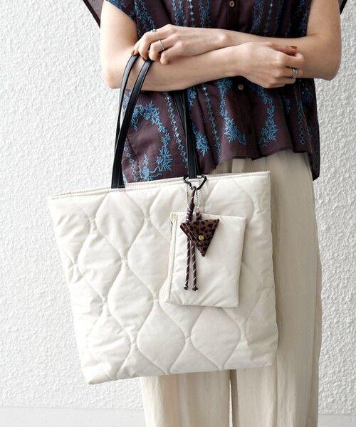 SHIPS / シップス トートバッグ | 《追加予約》SHIPS any: チャーム付き キルティング スクエア A4 トート バッグ | 詳細16