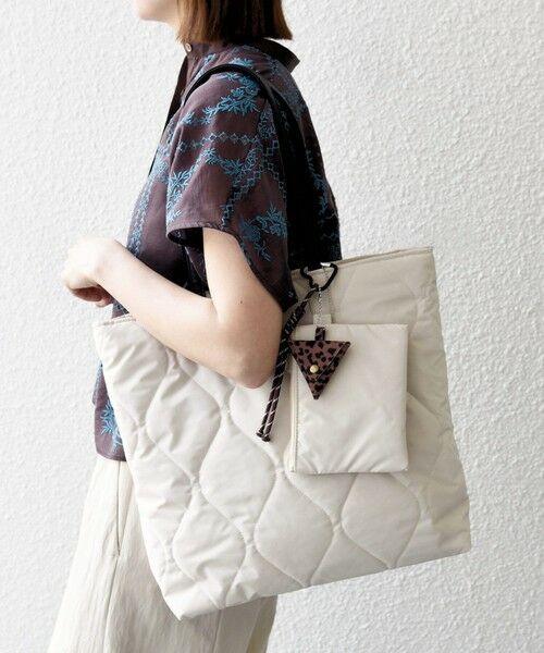 SHIPS / シップス トートバッグ | 《追加予約》SHIPS any: チャーム付き キルティング スクエア A4 トート バッグ（ベージュ）