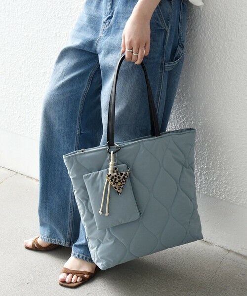 SHIPS / シップス トートバッグ | 《追加予約》SHIPS any: チャーム付き キルティング スクエア A4 トート バッグ（ライトブルー）