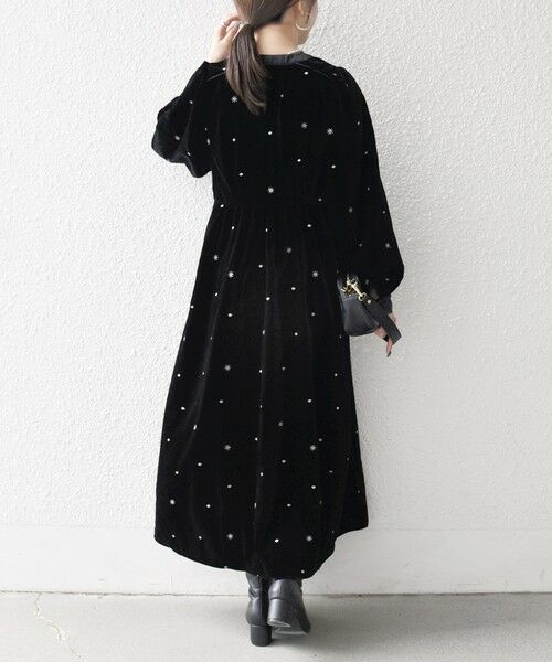 SHIPS / シップス ロング・マキシ丈ワンピース | SHIPS any:〈手洗い可能〉ポリエステル ベロア 刺繍 タック フレア ワンピース | 詳細4