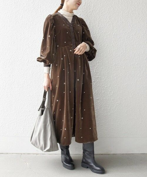 SHIPS / シップス ロング・マキシ丈ワンピース | SHIPS any:〈手洗い可能〉ポリエステル ベロア 刺繍 タック フレア ワンピース | 詳細19