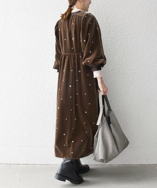 SHIPS / シップス ロング・マキシ丈ワンピース | SHIPS any:〈手洗い可能〉ポリエステル ベロア 刺繍 タック フレア ワンピース | 詳細20