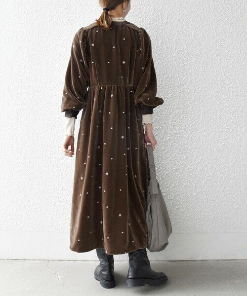 SHIPS / シップス ロング・マキシ丈ワンピース | SHIPS any:〈手洗い可能〉ポリエステル ベロア 刺繍 タック フレア ワンピース | 詳細21