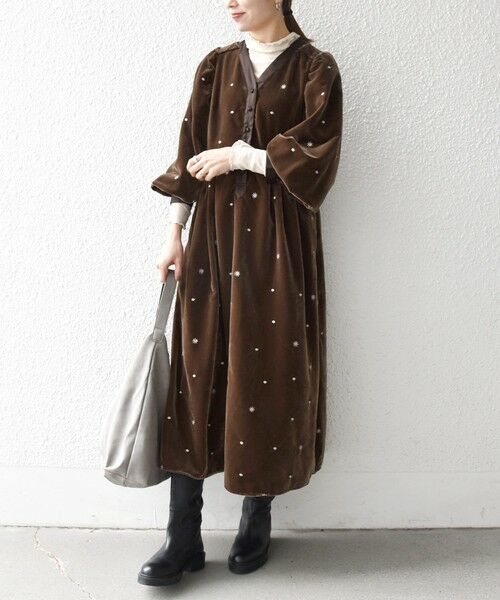 SHIPS / シップス ロング・マキシ丈ワンピース | SHIPS any:〈手洗い可能〉ポリエステル ベロア 刺繍 タック フレア ワンピース | 詳細23