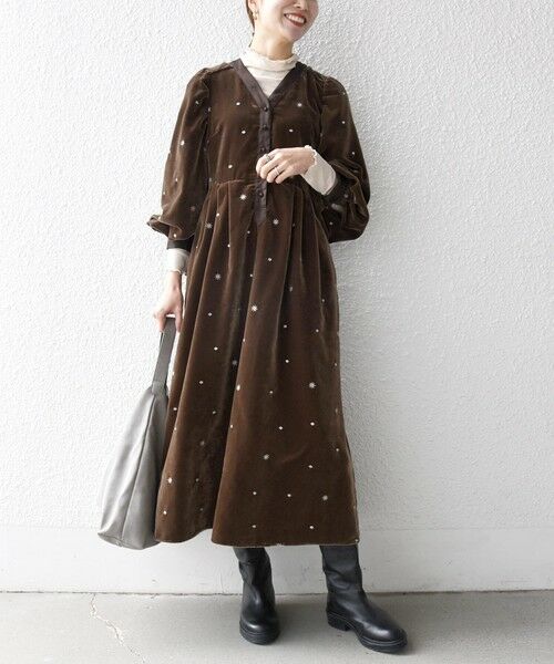 SHIPS / シップス ロング・マキシ丈ワンピース | SHIPS any:〈手洗い可能〉ポリエステル ベロア 刺繍 タック フレア ワンピース | 詳細18
