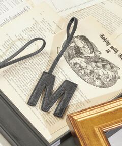 SHIPS / シップス キーホルダー・ストラップ | 《予約》George Cinq:イニシャル チャーム（ブラック）