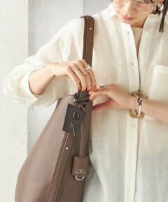 SHIPS / シップス キーホルダー・ストラップ | 《予約》George Cinq:イニシャル チャーム（ブラウン）