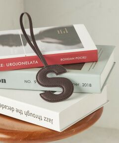 SHIPS / シップス キーホルダー・ストラップ | 《予約》George Cinq:イニシャル チャーム（ブラウン）