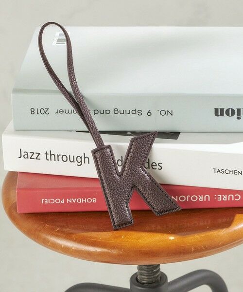 SHIPS / シップス キーホルダー・ストラップ | 《予約》George Cinq:イニシャル チャーム（ブラウン）（K）