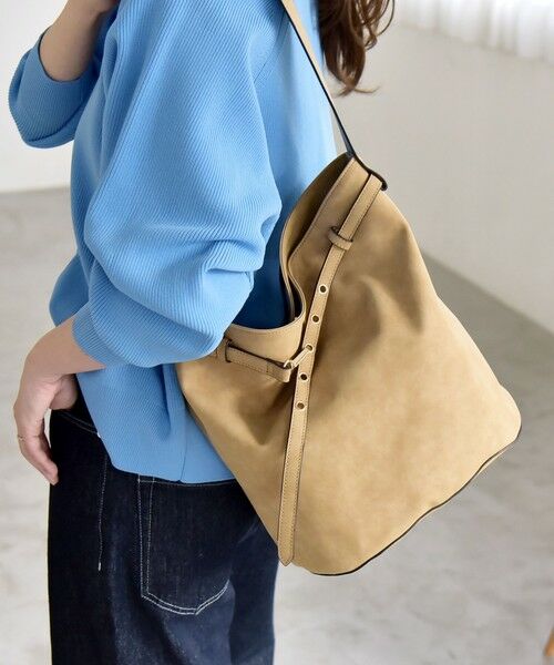 SHIPS / シップス トートバッグ | 《予約》quaranciel: ワンハンドル ベルトデザイン トート バッグ（ベージュ）