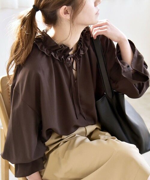 SHIPS / シップス シャツ・ブラウス | 《予約》quaranciel:〈洗濯機可能〉フリルカラー リボン ロングスリーブ ブラウス（ブラウン）