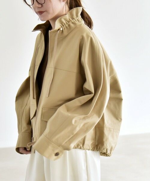 SHIPS / シップス ブルゾン | 《予約》quaranciel:〈手洗い可能〉ギャザー スタンドカラー ドロスト ショート ブルゾン（ベージュ）