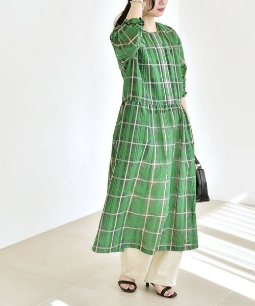 SHIPS / シップス ロング・マキシ丈ワンピース | quaranciel:〈手洗い可能〉シアー チェック クルーネック ギャザー ワンピース | 詳細10