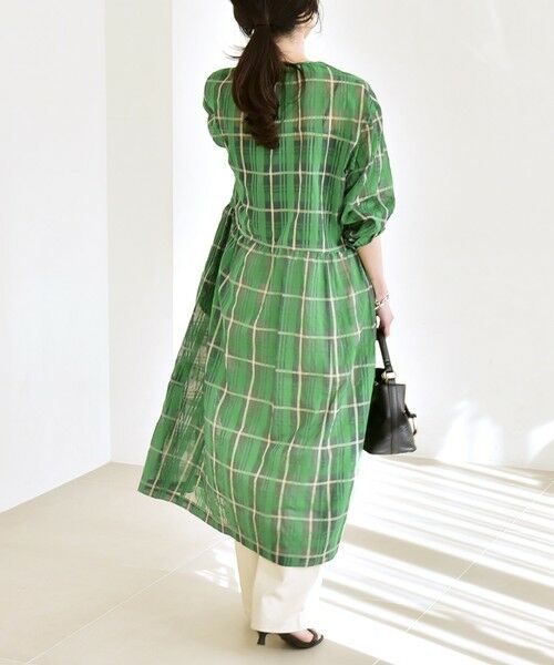 SHIPS / シップス ロング・マキシ丈ワンピース | 《予約》quaranciel:〈手洗い可能〉シアー ギャザー チェック ロング ワンピース | 詳細3