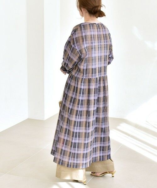 SHIPS / シップス ロング・マキシ丈ワンピース | quaranciel:〈手洗い可能〉シアー チェック クルーネック ギャザー ワンピース | 詳細15