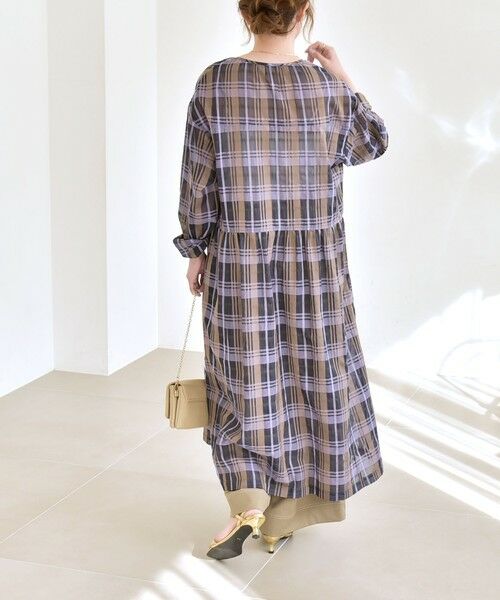 SHIPS / シップス ロング・マキシ丈ワンピース | quaranciel:〈手洗い可能〉シアー チェック クルーネック ギャザー ワンピース | 詳細16