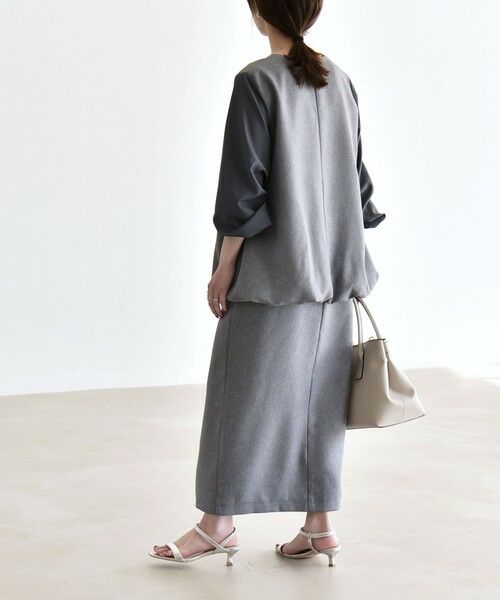 SHIPS / シップス ロング・マキシ丈ワンピース | 《予約》quaranciel:〈洗濯機可能〉Vネック ブラウス & Iライン スカート セットアップ | 詳細9